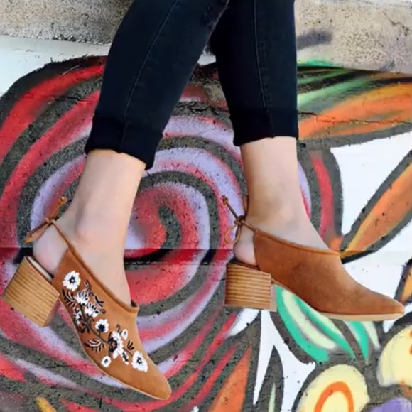 NIB Tan Embroider Ankle Tie Closed Toe Mule - Picture 2 of 5